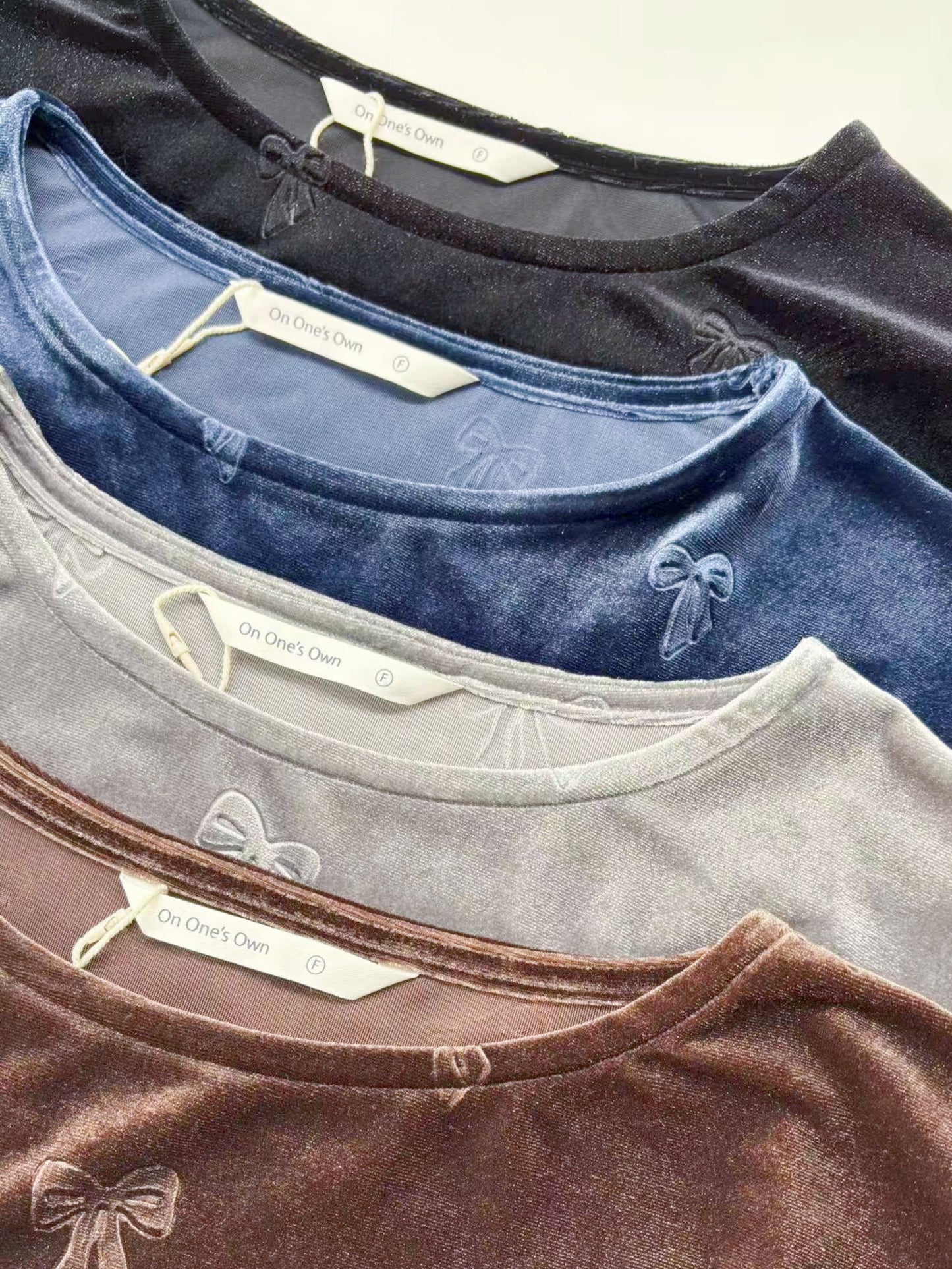 KNR666・ベロアリボン柄立体プリント長袖Tシャツ・エレガントな艶感トロミタッチストレッチ性素材