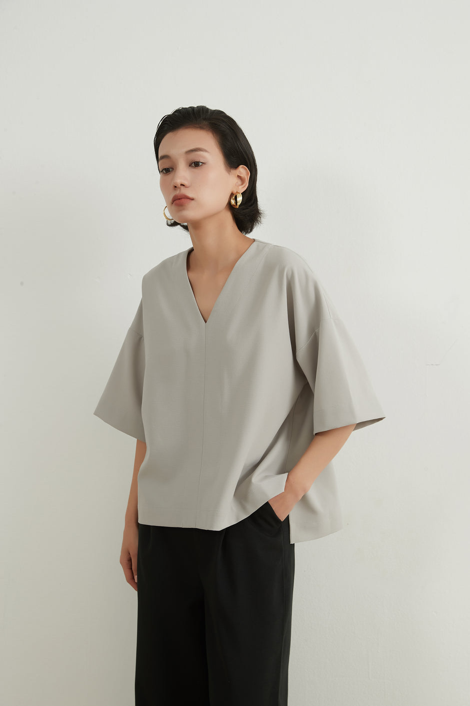 KNXT407-ドット柄・半袖VネックセンターシームトップスCLEAN Style・シンプルプルオーバー main image 0