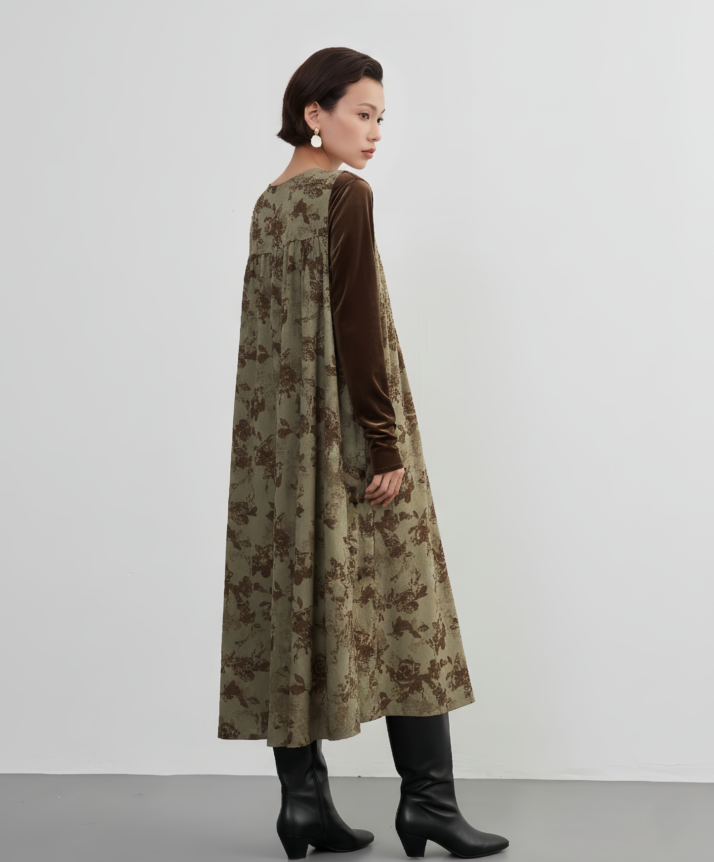 KNXO415 - Flower print sleeveless dress that goes well with T-shirts and knitwear